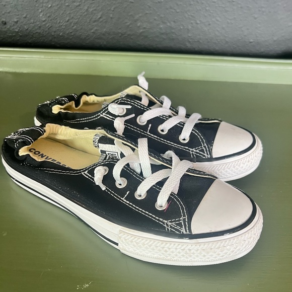 Chuck Taylor low converse. - Picture 1 of 2